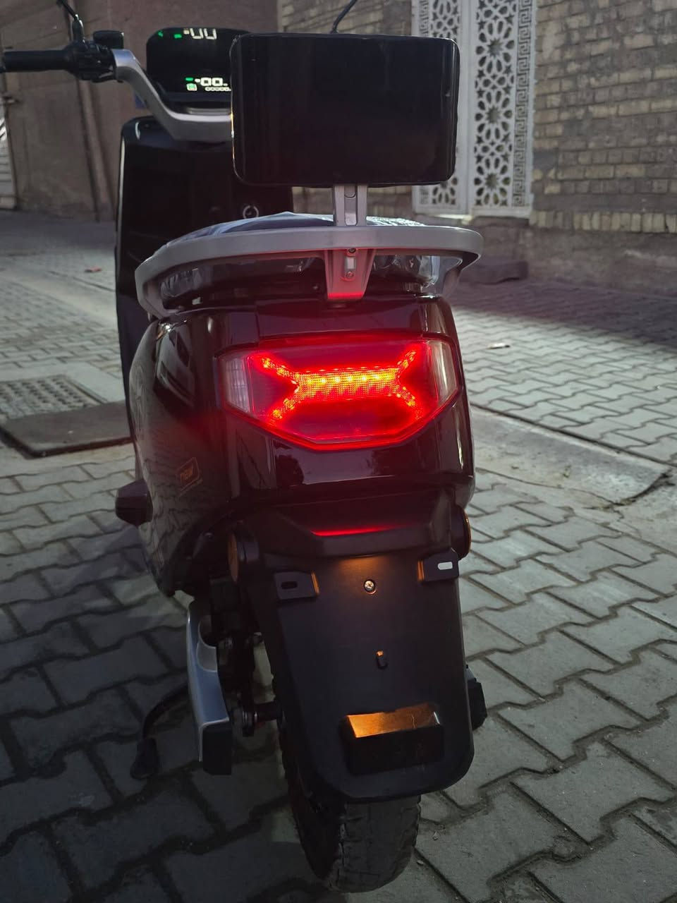 السلام عليكم للبيع دراجه شحن بوليس مواصفات 6بطاريات سرعه 90 سرع 3 بريكات دهن اشاير يمنه يسره ورباعي لايت زنون عالي ناصي هورن نضام الRرجوع للخلف والبارك مثبت سرعه مكاني بغداد جديده سعر 475 وبيها مجال ***********
