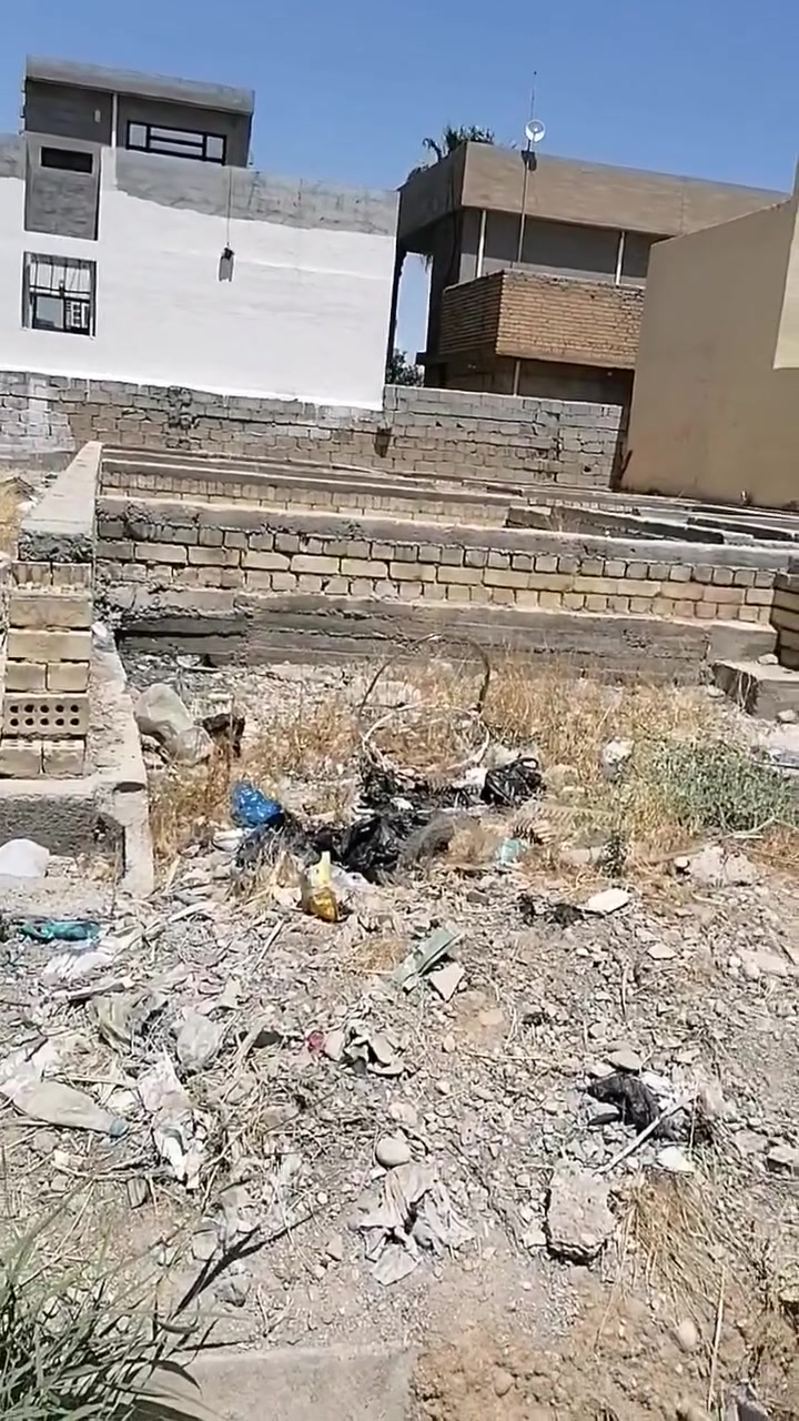 قطعه أرض للبيع مساحه ٢٠٠ متر مشيد عليها بتلو في بلدروز كسيرات خلف جامع النور موقع المكتب حي العسكري مقابل المستوصف *********** ***********
