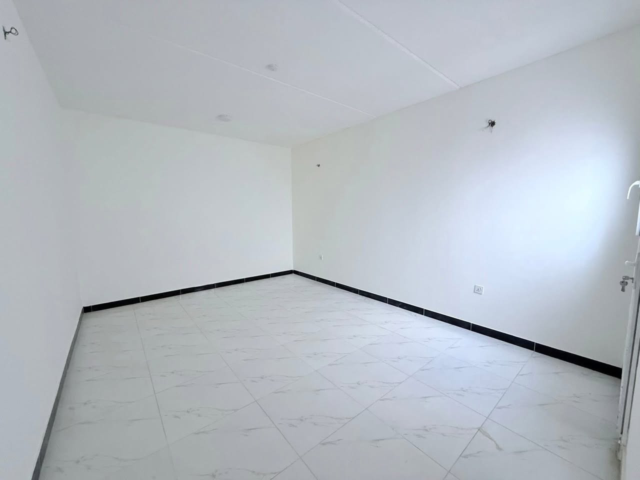 دار للايجار في مجمع قريه الغدير الثانيه 
مساحة 150متر طابقين بيت جديد وجاهز للسكن مع اضافه كتائب + ماطور ماء
للتواصل
***********
