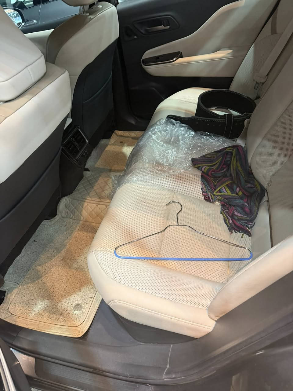 سلام عليكم
تايوتا كراون يريميوم فول مواصفات 
ماشي42000
موديل 24
السياره مكفوله 
ااسعر 30000$ 
***********
