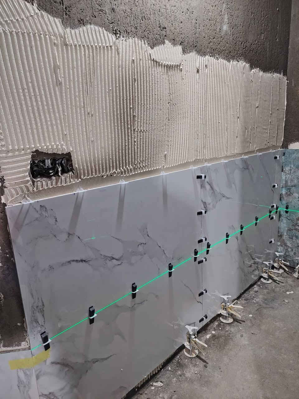 سلام عليكم خلفه سيراميك الي يحب اشتغله رقم ***********
