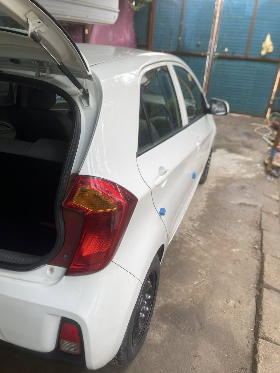 السلام عليكم
للبيع كيا بيكانتو 
موديل 2017 
مال شركه الدوليه 
___________________
🚗🚗🚗
السياره حلوه بيها ملاحضات بسيطه 
بيها صبغ دعاميات 
رقم بغداد الدولي باسمي 
السياره مواصفات عاديه بيها مانع تزحلق مسجل بلادي 
💵سعرها 95$ وبيها مجال بسيط 
مكاني بغداد حي الإعلام 
***********☎️
