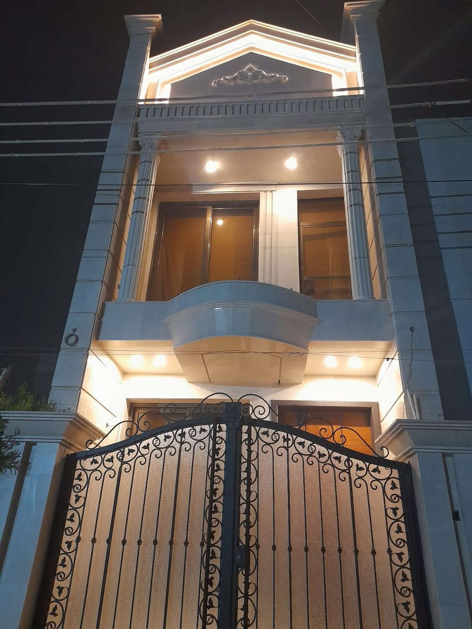 السلام عليكم دار للبيع بسعر مناسب جدا 
 االموقع مميز جدا حي الجهاد الاطباء مجاور اسواق القلعة 
 المساحه 80 متر  واجهه 4 نزال 20 
السعر 410 مليون قابل للتفاوض 
 للاسفسار 
***********
