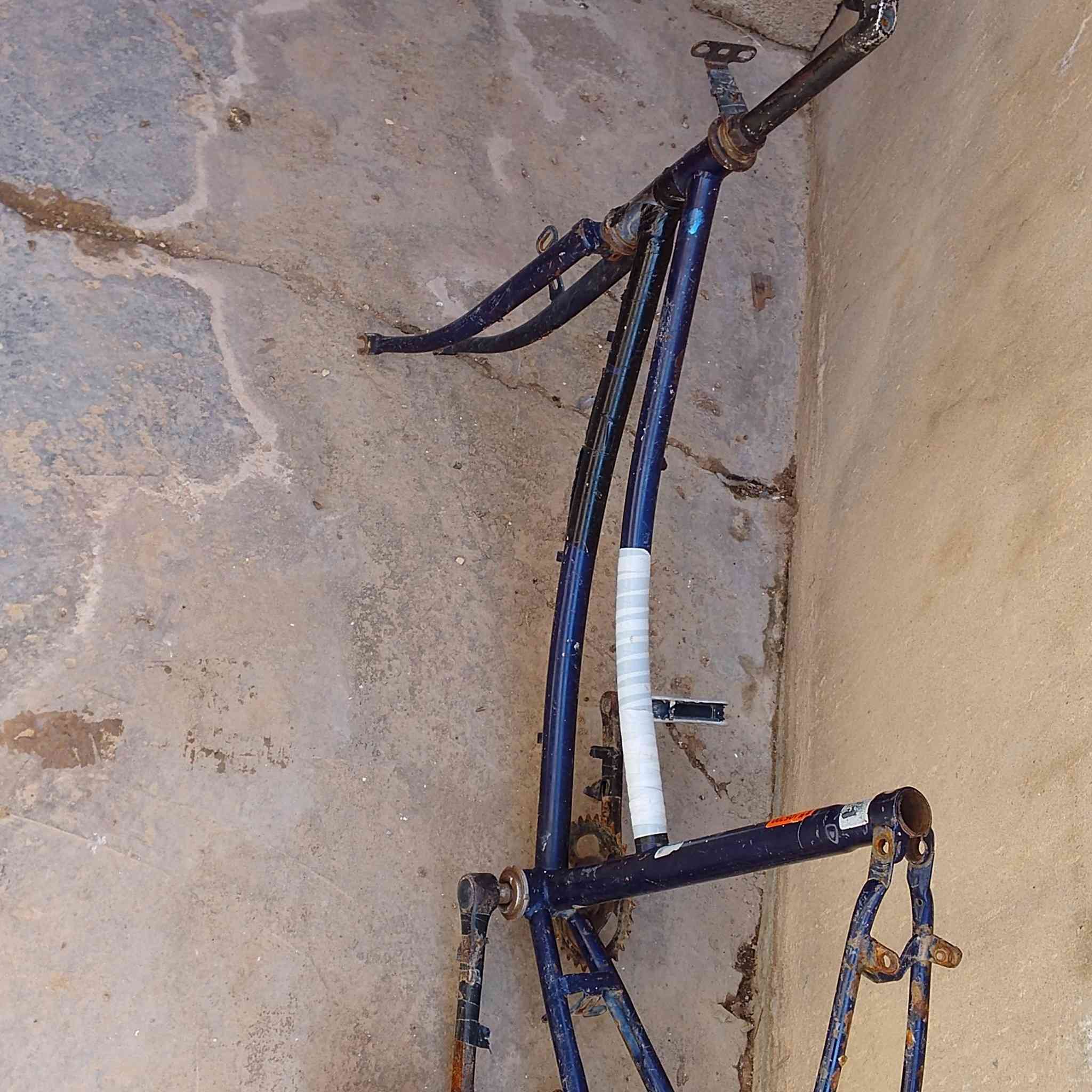 السلام عليكم اخوان لشه مال بايسكل حجم 26 نضيف كل شيء ما بيها السعر15
المكان تكريت القادسيه 👍 
رقم الهاتف ***********وبي واتساب
