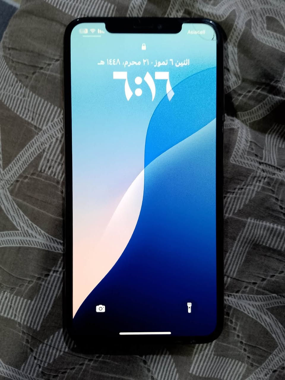 السلام عليكم 

الجهاز: iPhone XS Max
الموديل: A1921 (نسخة أمريكية)
السعة: 256 جيجابايت
اللون:الذهبي 

الحالة العامة:

* ✅ الجهاز يعمل ويستخدم بشكل طبيعي.
* ✅ Face ID يعمل 100%.

القطع والحالة:

* 🔄 البطارية مبدلة (تظهر رسالة عدم التحقق من أصالة البطارية)

والظهر فيه كسر 

الملاحظات:

* ⚠️ يوجد خلل في الكاميرا: عند التصوير العادي (صورة أو فيديو) لا تعمل بالشكل الطبيعي، بينما وضع البورتريه يعمل.
* 📌 يحتاج فحص أو إصلاح للكاميرا لمن يرغب بذلك.

السعة: 256GB.

السعر ١٨٥ وبي مجال للشراي مكاني الناصريه مركز الي يشتري 

يراسلني خاص الجهاز نظيف جدا بس الظهر بيه كسر.


**إذا كنت صاحب هذا الإعلان وتريد حذفه لأي سبب، رجاءا أرسل رسالة إلى الدعم الفني**