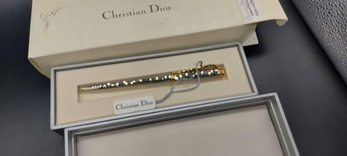 ✨ قلم Dior الكلاسيكي ✨
تحفة تجمع بين الأناقة الفرنسية والفخامة الخالدة ♥️

تصميم معدني بخطوط دقيقة ولمسات ذهبية راقية تحمل توقيع Dior المميز⭐

كامل بمشتملاته 

لمن يؤمن أن التفاصيل الصغيرة هي التي تصنع الفرق الكبير.

🖋️ Dior – فخامة تُكتب بها قصتك.


**إذا كنت صاحب هذا الإعلان وتريد حذفه لأي سبب، رجاءا أرسل رسالة إلى الدعم الفني**