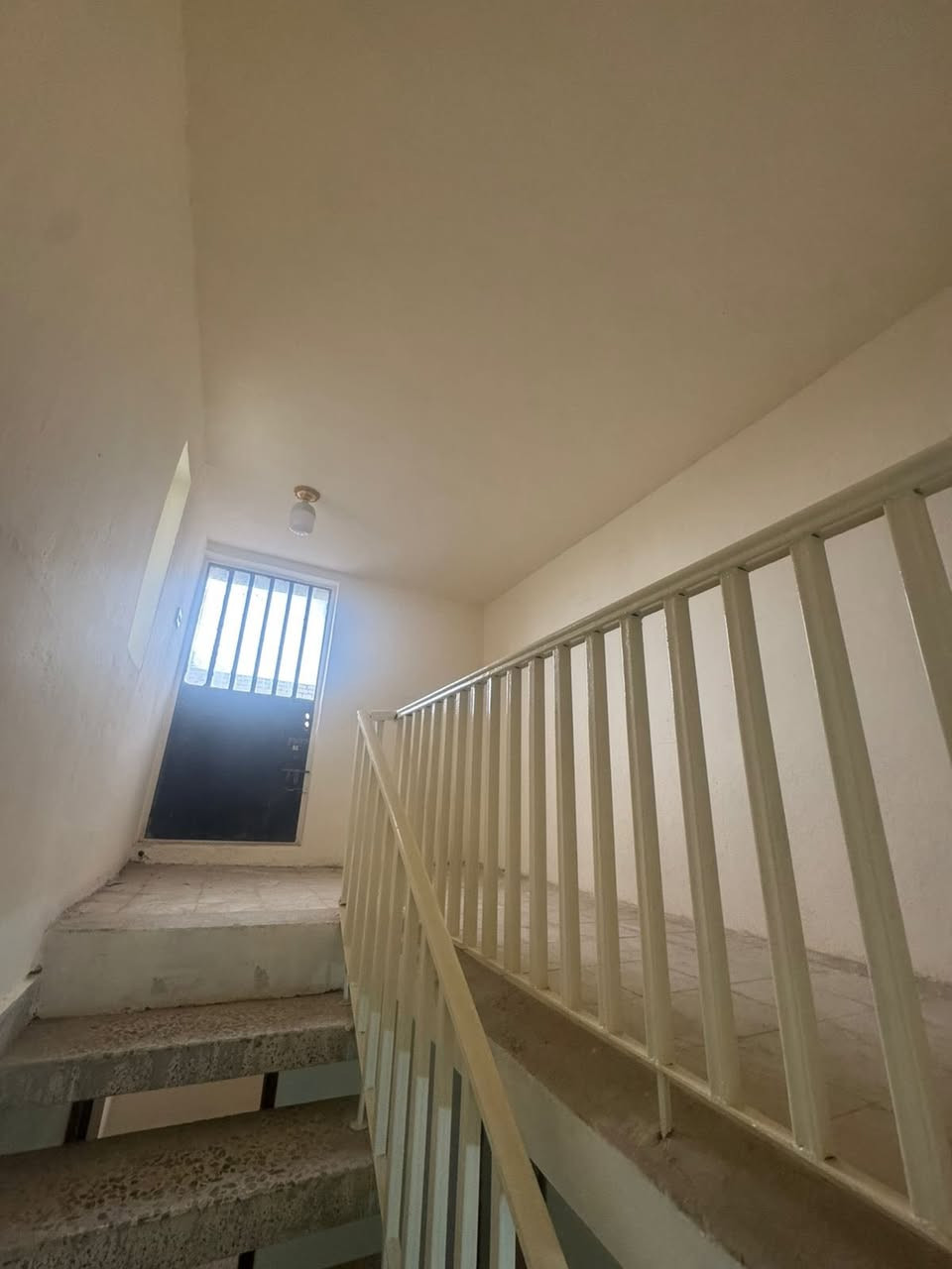 200 متر ركن 3 مداخل وكراج عدد 2 وحديقه وخدمات زيرو عدد 3 وغرف نوم عدد 5 البيت جدا نضيف ايجاره مليون وربع وقابل للتفاوض موقع مربع شاكر عبود للاستفسار اكثر ***********
