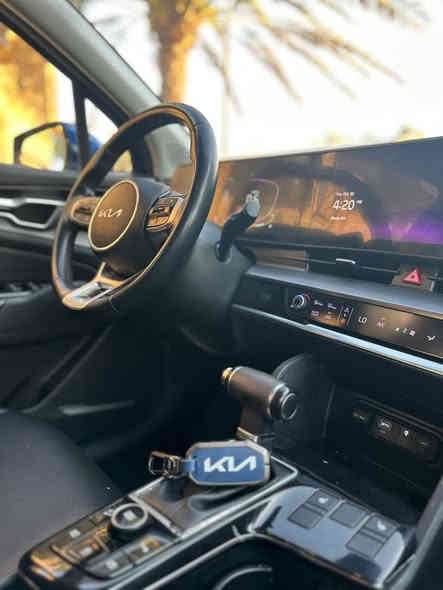 محرك بنزين 4 سلندر سعة 2.5 لتر بـ حقن مباشر (GDI) ينتج حوالى 187 حصان عند 6100 دورة/دقيقة، وعزم دوران حوالي 178 رطل-قدم (~241 نيوتن-متر) عند ~4000 دورة/دقيقة.  ￼
 • ناقل حركة أوتوماتيك بـ 8 سرعات.  ￼
نظام دفع AWD

مقاعد أمامية قابلة للتعديل كهربائياً للسائق، مع دعامة لأسفل الظهر

تكييف هوائي أوتوماتيكي مزدوج المنطقة (
شاشة معلومات وترفيه كبيرة بحجم 12.3 بوصة تقريباً مع نظام ملاحة وخدمات Kia Connect.

اتصال Apple CarPlay وAndroid Auto للموبايل.

منافذ شحن USB-C في الأمام (و/أو الخلف)

دخول وتشغيل بدون مفتاح

ميزات أمان ومساعدة للسائق مثل تنبيه النقطة العمياء (Blind-Spot Detection)، وتنبيه عبور

مقاعد أمامية مُدفّأة.  ￼
 • مقاعد خلفية مع منافذ شحن أو مقاعد قابلة للطي وخيارات تخزين موسّعة.  ￼
 • عجلة قيادة مُدفّأة سعر 200 بيهه مجال قليل ***********

