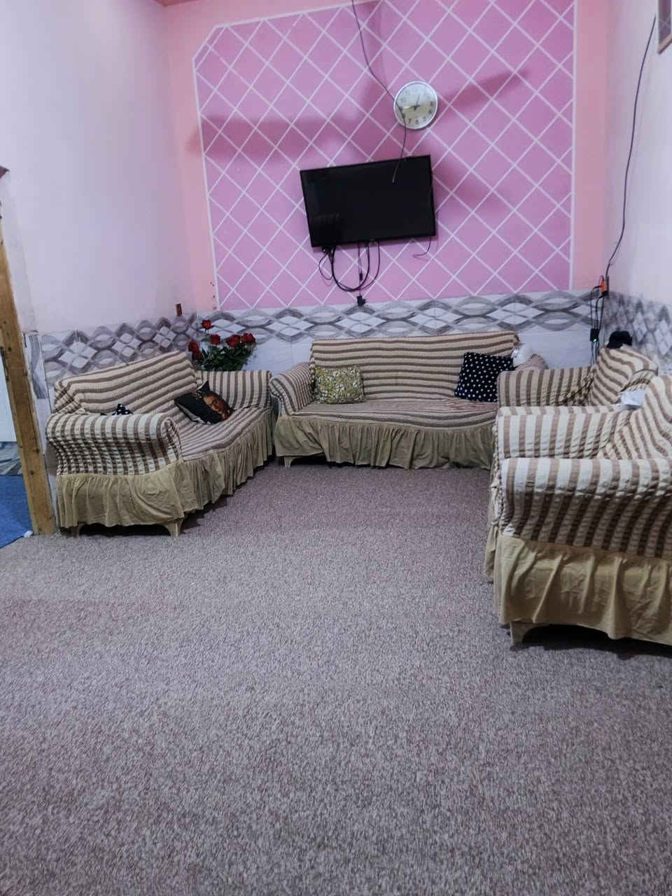 السلام عليكم بيت للبيع مساحته 114
طابقين يحتوي على 3غرف وملحقاته 
سند 25 مباشر من أبو الكاع 
سعره مناسب يتوفر بلقرب منه مدارس كامله 
اسواق افران مولده 
البيت يقع على ساحه وشارع تبليط امام الساحه 
طريق البوبيات عمود 86بدايه الحر الصغير خلف اسواق السلطان الشراي يدلل 
اهلا وسهلا بحضرتكم ***********
***********
