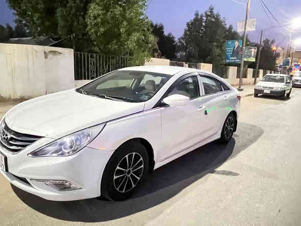 هيونداي سوناتا 2013 خليجي
مكينه 2400 كير 6 نمر
رقم القادسيه الدولي الجديد وهزه جديده باسمي شخصيا 
تبريد ثلج قطعتين امامي وخلفي
مواصفات نص فول 
حساسات خلفيه 
شاشه كبيره 
كامره خلفيه
تحكم بالستيرن
مري شفط واشاير بالمري 
ويل كروم
لد امامي 
كشنات مخمل 
تخم تاير جديد 
حداديه جديده برغي واحد مابيه نقص 
السياره بيه رش بسيط قطعتين فقط بدون تبدل او فتح
ونصبته كلش حلوه الواقع احلى من الصور 
السعر  130 وبيه مجال بسيط 
مكاني الديوانيه قضاء عفك 
رقم التلفون ***********
