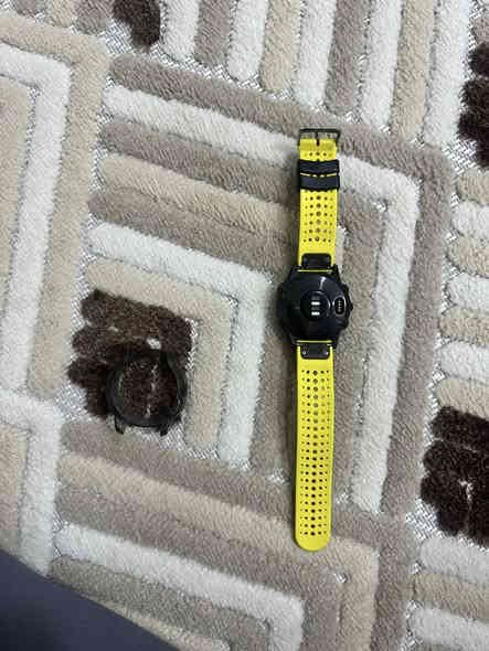 السلام عليكم ساعا كارمن فينكس ٦ برو 
حجم ٤٧ حالتها ممتازة 
شحن يدوم اكثر من ١٢ يوم حسب الاستعمال 
معاها سير حديد إضافي 
وكيبل شحن اصلي 
مكاني الشعب 
السعر ٣٠٠ 
***********
