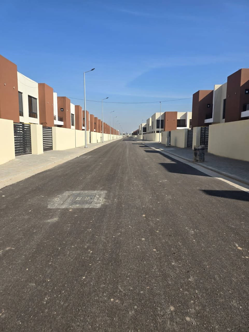 🕍 فرصة مميزة للسكن والاستثمار في مجمع داماك هيلز

📍 الموقع: بيوت الهيئة الوطنية للاستثمار

📐 المساحة: 200م²
📏 الواجهة: 10م

✨ تفاصيل العقار:

🔸 طابقان بتصميم عملي ومريح

🔹 الطابق الأرضي:
• صالة ماستر واسعة
• مطبخ
• غرفة نوم
• خدمات صحية

🔹 الطابق الأول:
• 3 غرف نوم
• غرفة ماستر
• خدمات صحية

🌳 حديقة خارجية
🚗 كراج سيارة

#لمعرفة #السعر #(1)#سأيتي #الرد #مباشر 

🔄 العقار متوفر للبيع أو للمراوس.

إذا لديك عقار وتود عرضه للبيع أو الإيجار، تواصلوا ويانا.

☎️ (اتصال + واتساب)
***********
***********
***********
***********

#داماك_هيلز #عقارات_بغداد #عقارات_السيدية #بيع_وشراء #دار_للبيع #العراق #بغداد #اكسبلور #ترن
