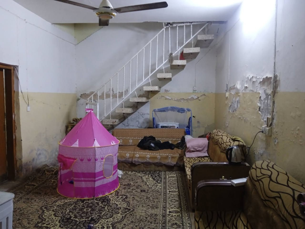 بيت دولان للايجار بيه غرفة نوم مطبخ  مغاسل متواجد حي الفرات شارع الصب مقابل مسجد الرسول الاعظم وايجاره 300 وبيه مجال قليل للمؤجر رقم التلفون ***********
