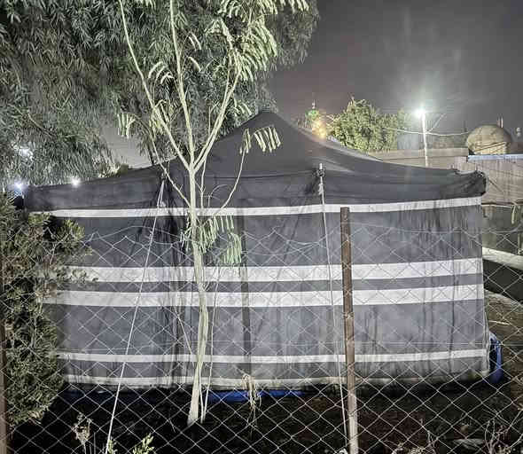 السلام عليكم 
خيمة قماش چادر ثخين دواخل مبطنه سقف مالها
الحجم 6*4 متر 
الخيمة مستخدمة 
السعر 275 الف وبيها مجال 
كاملة منصبه نضيفه كلش 
***********
