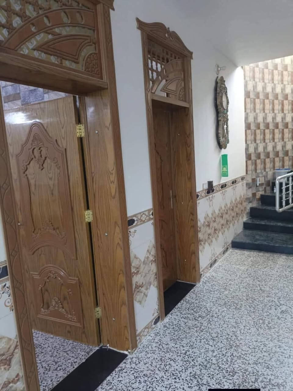 السلام عليكم بيت للبيع المساحه 400 متر طابو زراعي سند 25 يحتوي على غرفتين واستقبال ومطبخ حار وبارد وصاله صحيات داخليه وخارجيه وحديقه العنوان كربلاء طويريج  حي الجمعيه قرب كنطرة المستقبل السعر خاص للإستفسار اكثر الأتصال على الأرقام الموجوده  ***********
