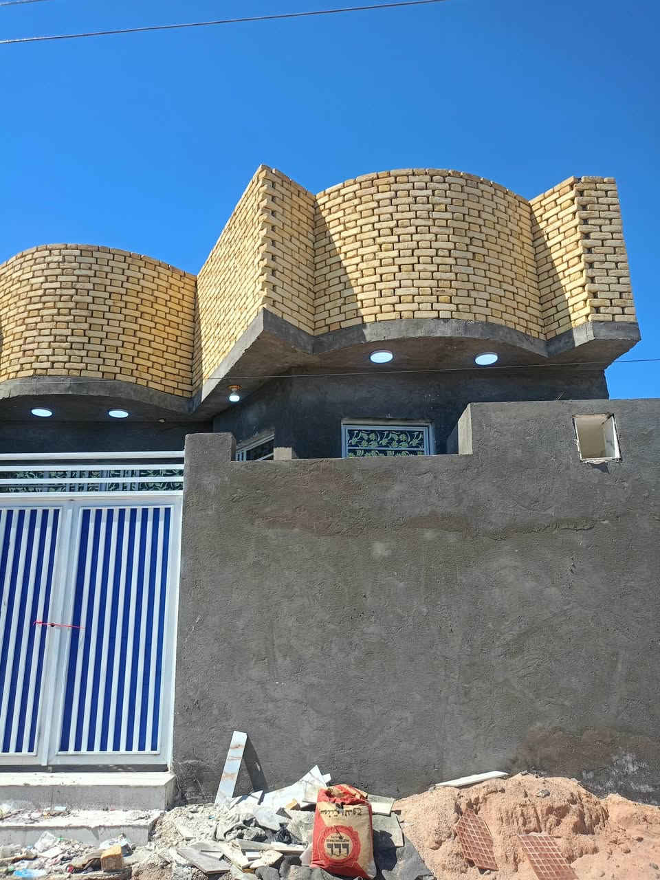 يا الله سلام عليكم بيت زراعي للبيع مساحة 130متر كافة الخدمات يتكون من غرفتين وديوانية وصحيات ومطبخ وصالة ومنور وحمام داخلي ناحية سديناوية نهايت السايدين السعر 70وبي مجال بسيط للاستفسار ***********
