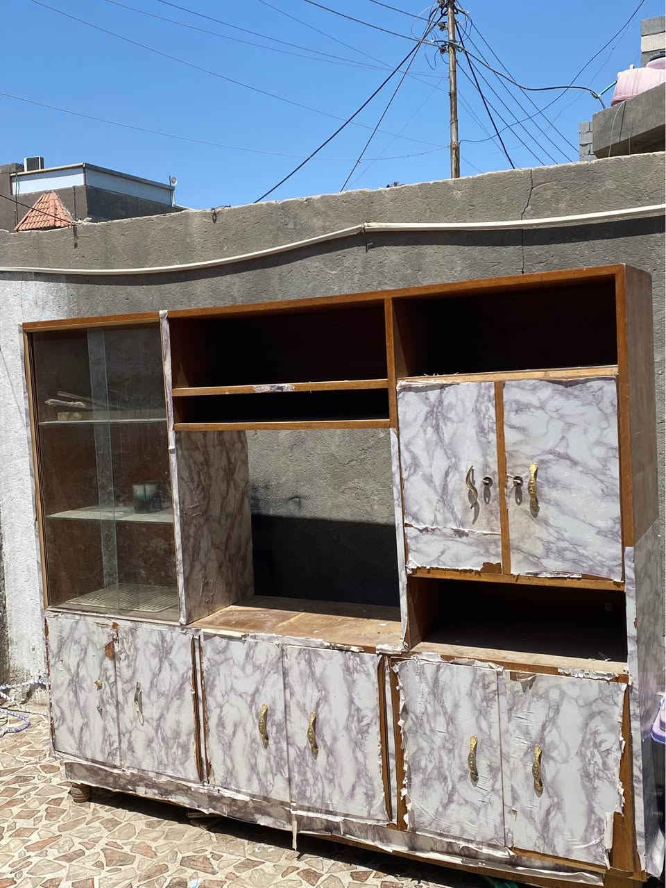 بوفيه خشب قوي بيها ٨ رفوف وجام خانه السعر 75 الف وبيها مجال مكاني ابي الخصيب حمدان للتواصل *********** البصرة, العراق
