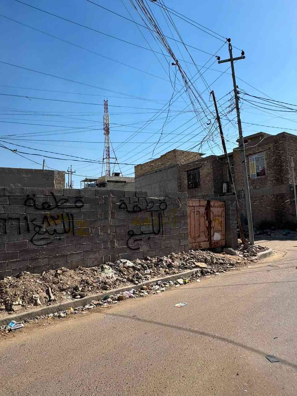 قطعه ارض للبيع مساحه 115 ركن ع شارعين الواجهيه 9 وربع ونزال 12 تبعد على الشارع العام 15 متر 

***********
