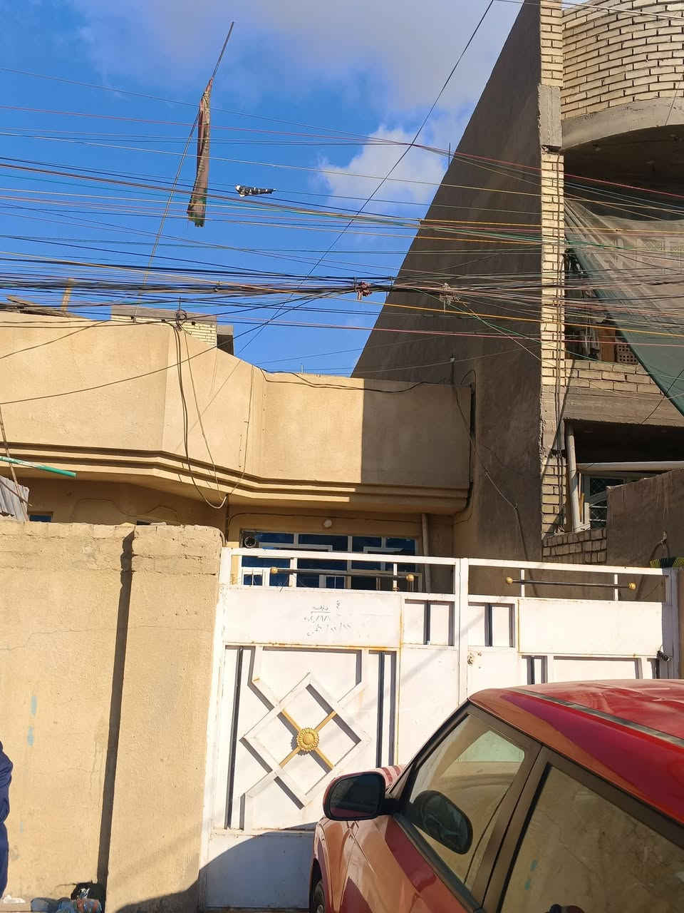 سلام عليكم بيت للبيع مساحة150 طابو صرف 
غرفتين نوم +صالة  +حمام داخلي + منور + استقبال 
البيت جاهز من كلشي نضيف مرتب (عنوان البيت بغداد جسر ديالى القديم حي الحكيم) 
اي استفسار خاص أو علة رقم 
***********
