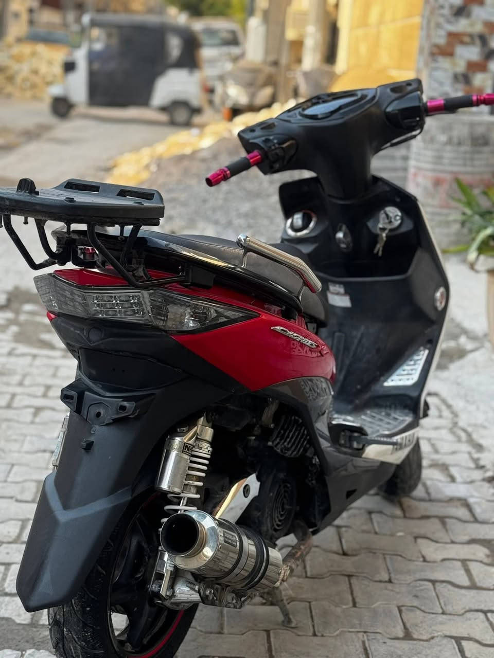 سلام عليكم. 
دراجة سكنس فحل لد ياباني قبق نفخ. 
الدراجة مزوده من اليابان 🇯🇵. تزويد خارجي. 
الدراجة مداريها دهن وبانزين. 
الدراجة نكره سلف ب أي وقت. 
والدراجة كامله اوراقها موجوده وبيها وصل مزاد ومدفوع الكمرك يعني تكدر ترقم. 
مكاني: بغداد الحرية. 
رايدها ب 1750 وبيها مجال للطيبين. 
للأستفسار اكثر: ‏‪***********‬‏
