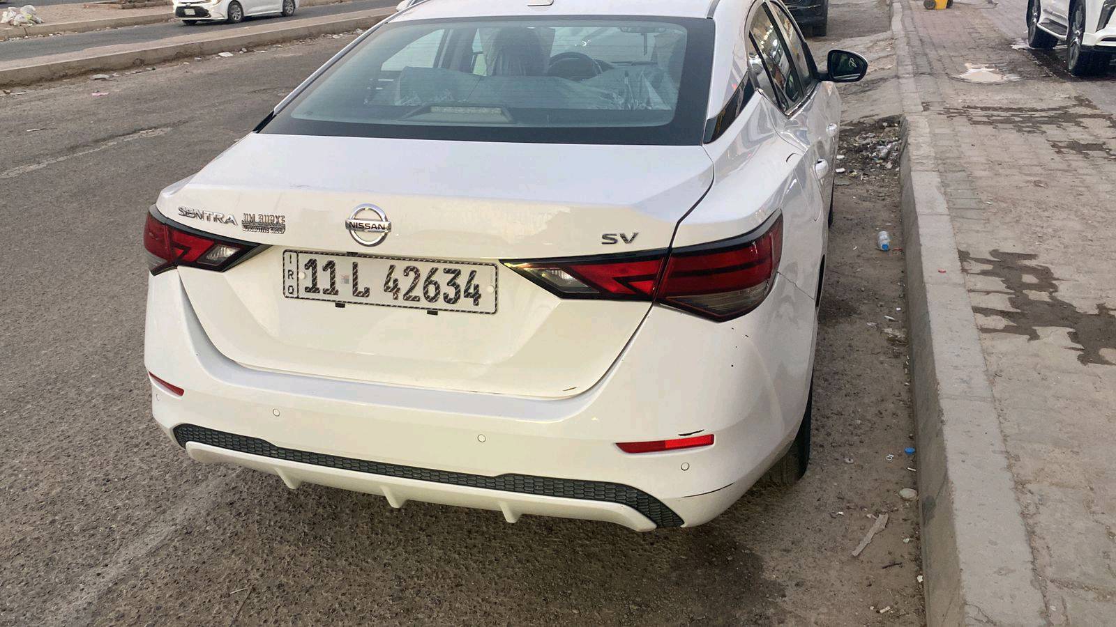 نيسان سينترا SV Plus 2023*
مواصفات أمريكية 

*التفاصيل:*
- *الموديل*: 2023
- *اللون*: ابيض لؤلؤي
- *المحرك*: 2.0 لتر 4 سلندر اقتصادي
- *الكير*: اوتوماتيك CVT
- *الممشى*: 70,000 كم فقط
- *الرقم*: بغداد
- *المكان*: الديوانية


المواصفات 

*الأمان والراحة:*
- شاشة 8 انج لمس + Apple CarPlay + Android Auto لاسلكي
- كاميرا خلفية 
- حساسات خلفية
- رادار أمامي + نظام الفرملة الطارئة
- مثبت سرعة "كروز"
- بصمة تشغيل + بصمة أبواب
- تشغيل عن بعد
- 6 ايرباك
- حساسات ضغط الإطارات

*الداخل والخارج:*
- مقاعد قماش مميزة لفئة SV Plus
- تحكم ستيرن كامل
- تبريد لمس شاشة
-  لايت نهاري
- جنط 16 انش ألمنيوم
- مرايا كهرباء + تدفئة 
*المواصفات:*
- اللون: ابيض
الداخل رصاصي لونين
- المحرك: 2000cc - 4 سلندر
- الكير: اوتوماتيك CVT
- الممشى: 70 ألف كم
- الرقم: بغداد
- المكان: الديوانية
 شاشة، كاميرا خلفية، حساسات، رادار، بصمة، تشغيل عن بعد، كروز، كاربلاي لاسلكي، 6 ايرباك، جنط 16

*السعر: 140 ورقة* 
سيارة نظيفة وشركة واقتصادية بالبنزين، مناسبة للعائلة والدوام. ***********

*السعر المطلوب: 140$ ورقة*