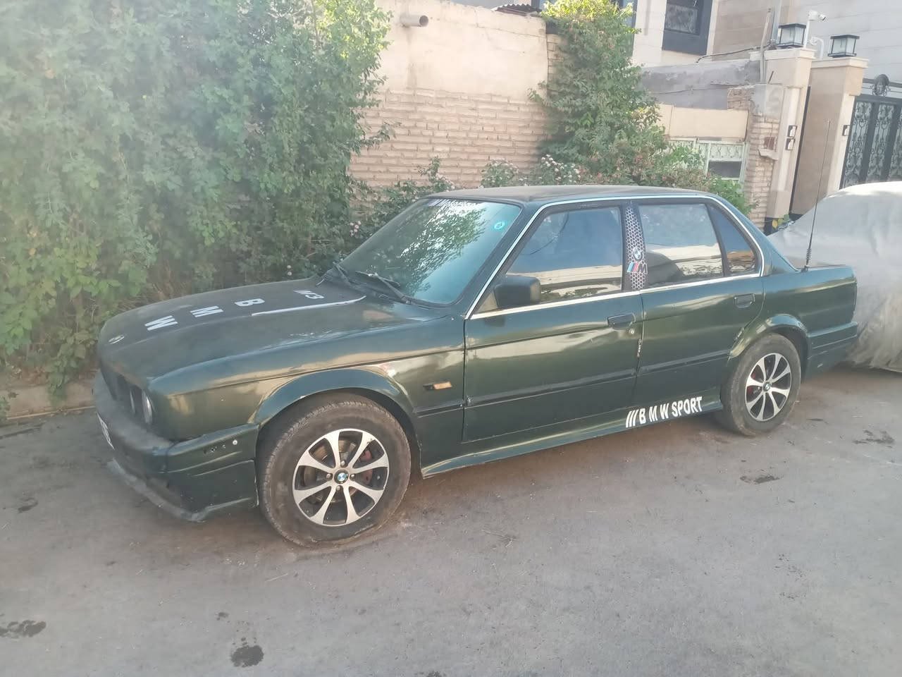 السلام عليكم ورحمة الله وبركاته
بي ام زعرة للبيع 
لون زيتوني 
محرك مفتوح 6 سلندر كير عادي 
سيارة عظمة حلؤؤؤه
غرفه يردله اشوية ترتيب
سنويه جديد 2030
هزة بعدلة أربعة أشهر 
رقمة انكليزي سيارة ابسمي شرط تحويل 
تحويل مرور الكاظمية او وين ميعجبك 
السعر 36$
موقع سيارة الكاظمية قرب شعبة الخامسة 
رقم الهاتف *********** متوفر وتساب
