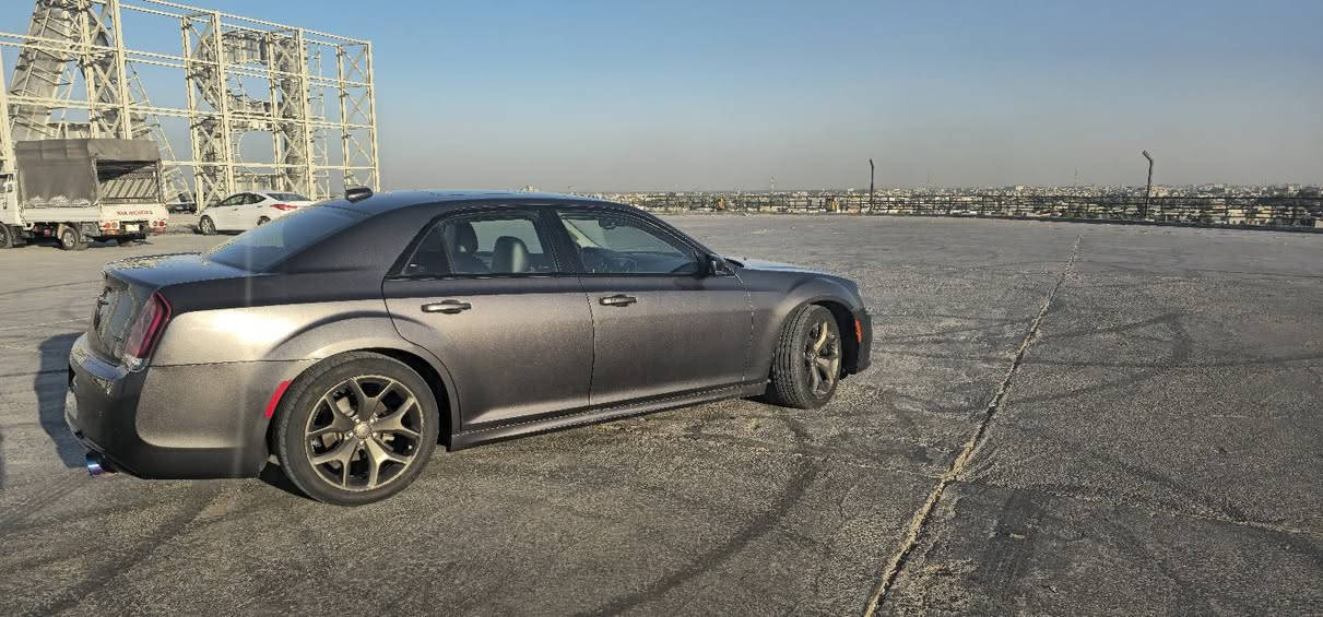كرايسلر c300 
فول مواصفات 
موديل 22 رقم اربيل بأسمي تحويل مباشر و الهزه جديده
ماشيه 83000 ميل  
حساسات امامي و خلفي 
رادار جانبي 
بانوراما 
سستم سماعات الباين 
محرك 3600 
كشنات امامي كهرباء و  تدفئه
حادث سطحي بابين ومبدلات نفس اللون مع تعديل بارد بسيط بالجاملغ الخلفي
صور الحادث موجوده في الاعلان 
موجوده بالحله شارع ٦٠
السعر ٢٥٠ ورقه وبيهه مجال بسيط
***********
