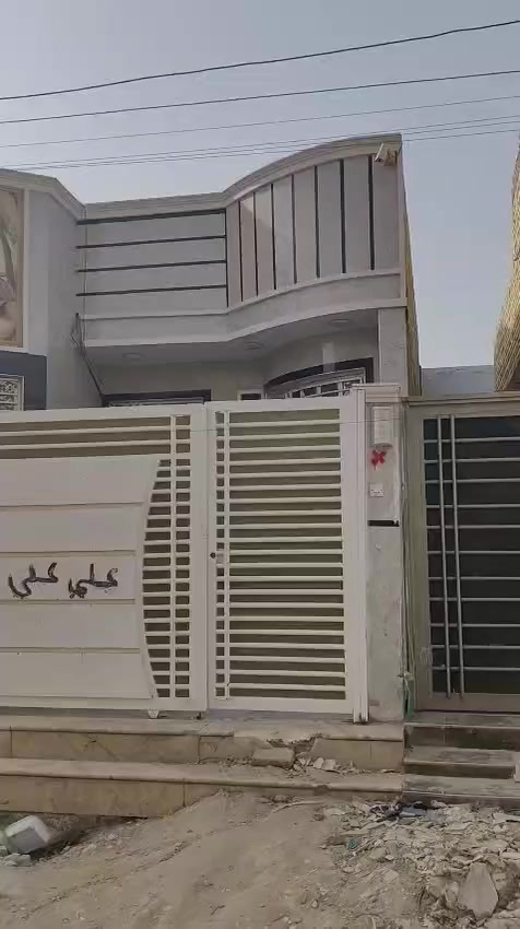 السلام عليكم بيت للبيع المساحه 200م المكان الناصريه الاسكان الصناعي نزله البانزين خانه البناء حديث يتكون من غرفتين نوم وصاله ودوانيه ومطبخ وحمامات داخليه وخارجيبه السعر 210 مليون للاستفسار***********
