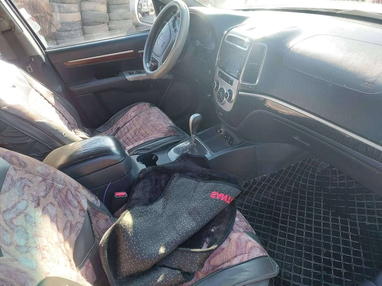 سنتافي موديل 2009 محرك 6 سلندر محرك  مكفول سياره مصبوغه عام مكفول من الكص سياره جديده مال جناي مكاني بغداد وترهم مراوس ولاثير بي واتساب*********** وترهم مده
