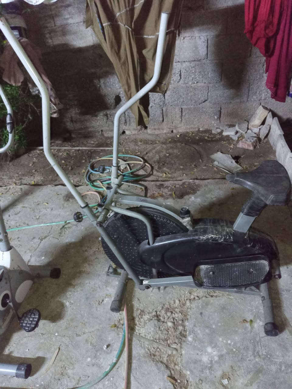 السلام عليكم بايسكلات رياضي للبيع شغالات قيم واخذ


**إذا كنت صاحب هذا الإعلان وتريد حذفه لأي سبب، رجاءا أرسل رسالة إلى الدعم الفني**