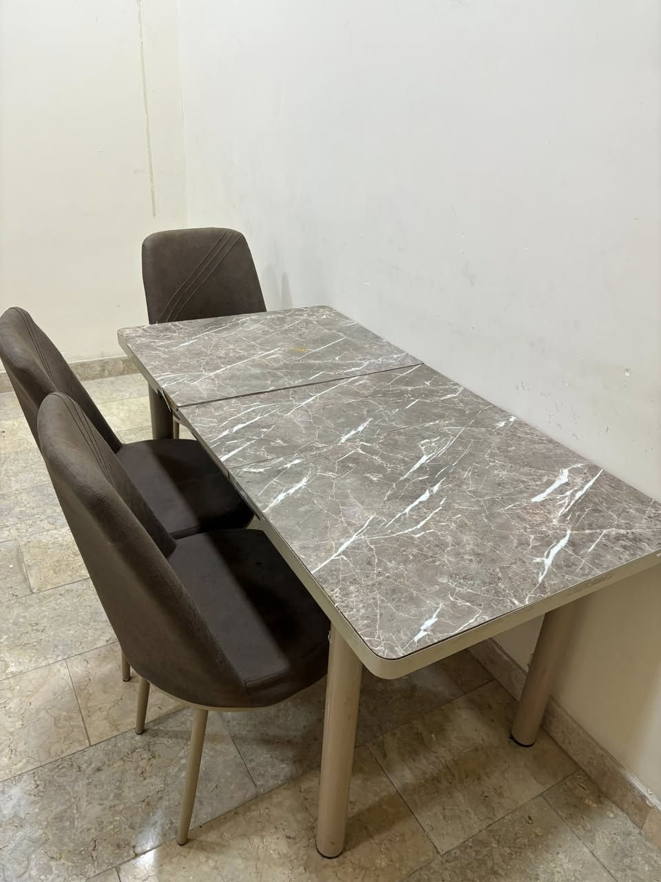 السلام عليكم اخوان ميز طعام حجمين يصغر ويتكبر مع ثلاث كراسي السعر 110 عنواني الدوره ***********
