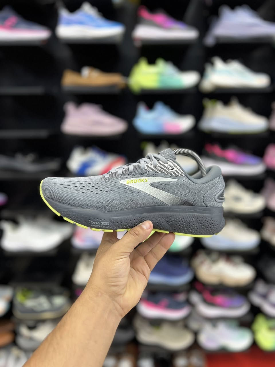 Brooks Ghost 16

تقنية التبطين: يحتوي على وسادة وسطية من نوع DNA LOFT v3 المحقونة بالنيتروجين، مما يوفر تجربة ركض خفيفة الوزن وناعمة.
الجزء العلوي: مصنوع من شبكة هندسية (Engineered Mesh) مع طبعة ثلاثية الأبعاد (3D Fit Print) لتوفير ملاءمة محكمة وتهوية ممتازة للقدم.
الاستخدام: مصمم للعدائين ذوي الاستناد المحايد (Neutral)، ومناسب للمسافات اليومية والمشي الطويل

قياس 42 القدم 26.5
قياس 47.5 القدم 31

السعر  95 الف

العنوآن نجف ملحق الروان
*********** واتساب
