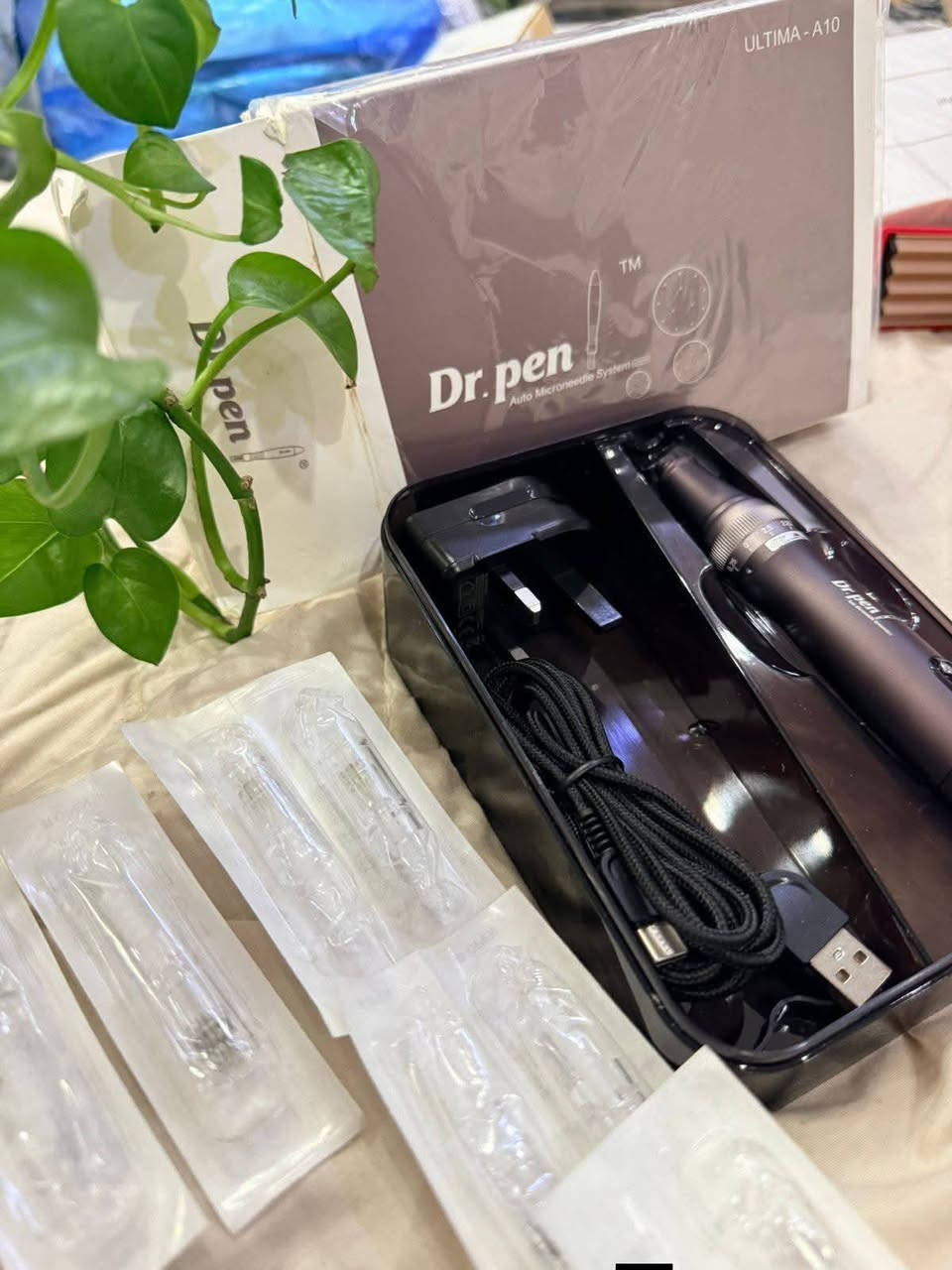 هذا المنتج هو جهاز Dr. Pen Ultima A10 الاحترافي للعناية بالبشرة بتقنية الإبر الدقيقة (Microneedling). 
الاستخدام: يُستخدم لتحفيز إنتاج الكولاجين، وتقليل ندبات حب الشباب، والتجاعيد، وعلامات التمدد، وتحسين ملمس البشرة. 
المميزات: يعمل لاسلكياً أو سلكياً، ويحتوي على 5 مستويات للسرعة وشاشة رقمية لإظهار السرعة. 
الملحقات: يأتي مع خراطيش إبر قابلة للاستبدال، وتختلف أنواع الإبر (مثل 12، 24، 36، 42 دبوس) حسب الحاجة والمناطق المستهدفة.


**إذا كنت صاحب هذا الإعلان وتريد حذفه لأي سبب، رجاءا أرسل رسالة إلى الدعم الفني**