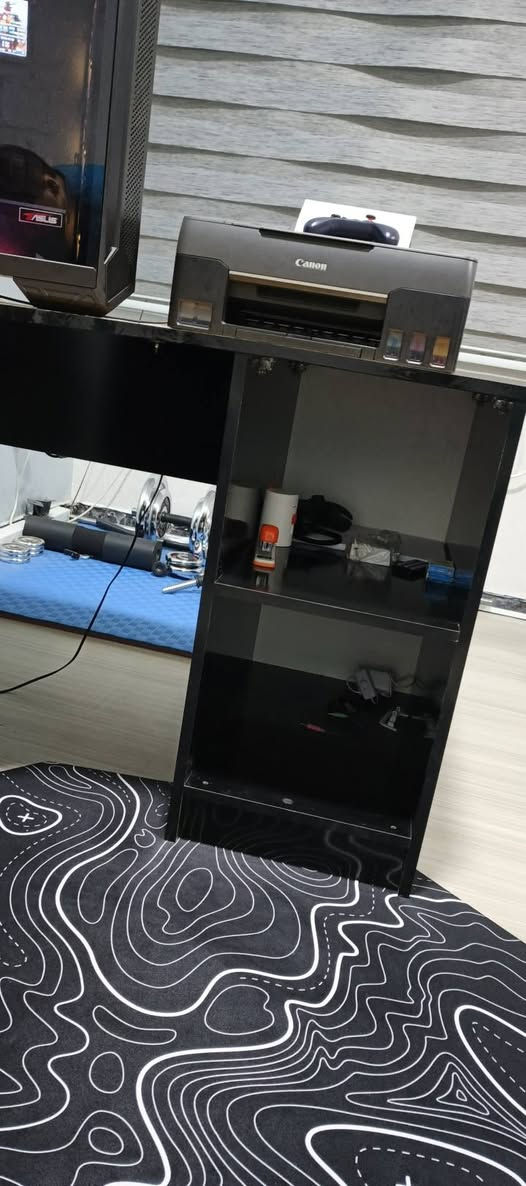 سلام عليكم ميز ركن للبيع 
الابعاد 160 * 120 
العمق 60 
الارتفاع 75 
الميز مثل ما موضح بالصور نظيف جدا 
مكاني بغداد العامريه ما عندي توصيل السعر 110 الف
***********
