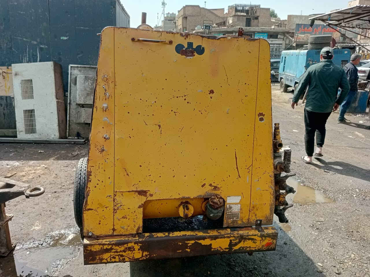 السلام عليكم للبيع كومبريسر كوماتسو ياباني حجم 250 ضاغط ابلادي  محرك جديد السعر 30 ورقه مكان بغداد ***********
