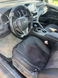 هايشة تويوتا  كامري LE موديل 21  ضررها جاملق وجنطه يعني مو عيب ابد  وم...