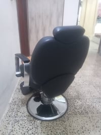 كرسي حلاقة • شبه جديد • بيع مستعجل