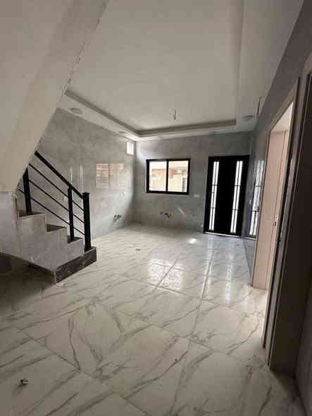 السلام عليكم ورحمة الله وبركاته #مكتب_الغوالي
🔹 بيت للبيع في حي البكر قرب جامع شهيد مجول

🔹 المساحة : 88م ، الواجهة : 8م ، ركن

🔹بناء حديث طابقين 4 غرف نوم 

🔸 سند طابو ملك صرف شرط تحويل وقرار تمليك

ط1 : استقبال ، مطبخ + صالة ، غرفة نوم ، صحيات

ط2 : ثلاث غرف نوم وصحيات وبيتونه

البيت يحتوي على كافة الانظمة الحديثة -

دكتات - سبالت - غسالات - انترنيت - دشات 

للاستفسار اكثر مراجعة #مكتب_الغوالي الكائن في حي السماح الاركان قرب مدرسة السماح الابتدائية وقرب مول القمة او الاتصال على الارقام تالية -

***********

***********
