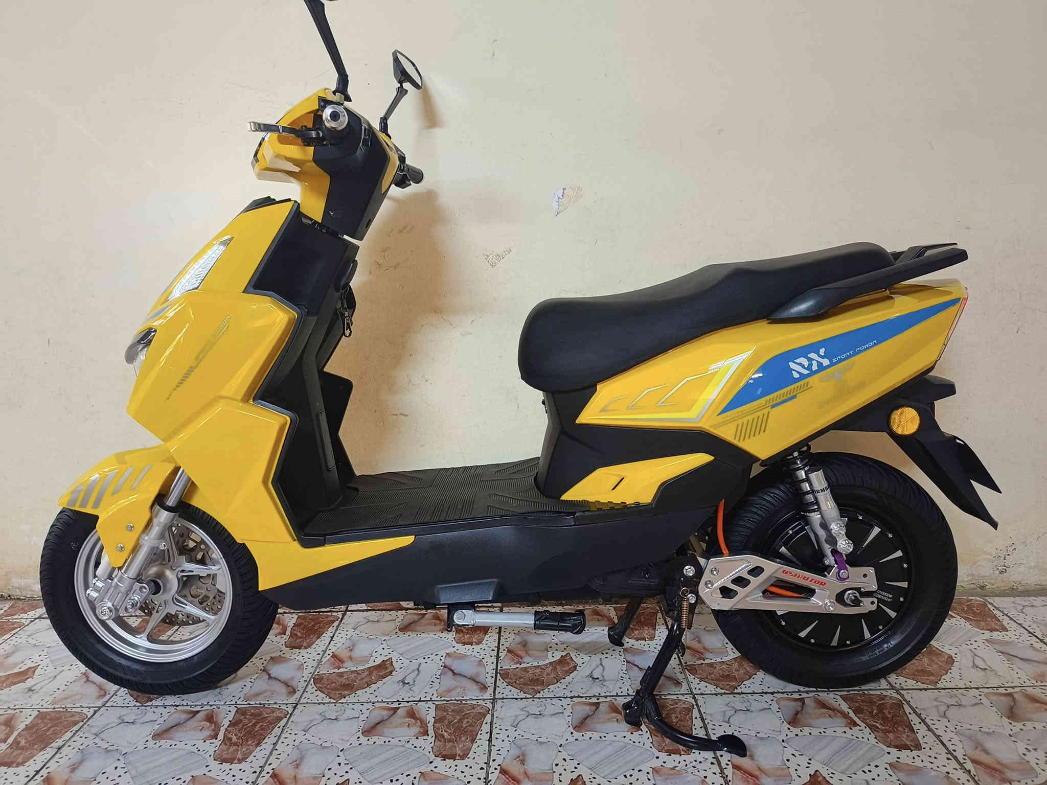 السلام عليكم ورحمة الله وبركاته... 
دراجة شحن نوع سكنس Gt موديل, 2025 بعدهة جديدة اخت الزيرو.... 

ملف 3000W

72v

6بطاريات 35AH  Winlee

3تحويلات سرع 

السرعة الحقيقية 90

تشغيل سويج+بصمة+كارت NFC +جهاز الانذار وقفل الامان

ويل كب رياضي +دبلات امامي خلفي رياضي+هاوزن رياضي ستل ستيل

تايرات حجم 120/90/12 جلاتين

شاشة تاب نظام تحديد الاعطال والتنبيهات

لايت عالي ناصي زنون+سكن لايت لد+سطاب لايت لد+دبل اشارة+هورن+اشاير، يمين يسار

بريكات امامي خلفي دسك هايدروليك نظام، Abs  رياضي

مساحة تخزين واسعة

شاحن ذكي قراءة نسبة الشحن والفصل التلقائي عند امتلاء البطاريات بلشحن

منفذ شحنUsb

السعر 750ألف وبيهة مجال بسيط للشراي

العنوان العطيفية قرب جامع براثا

رقمي ***********
