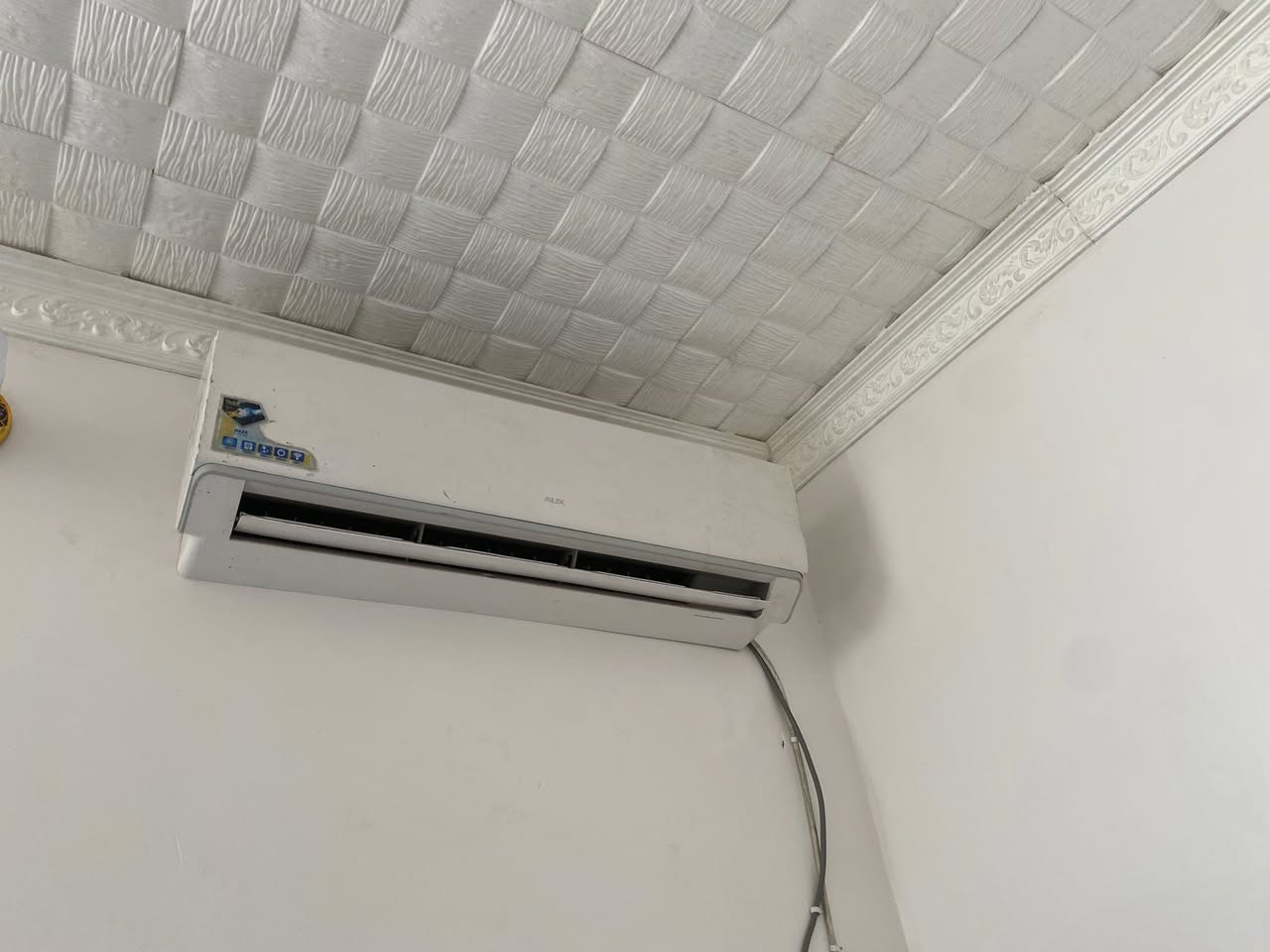 تخم عشر مقاعد نضيف بس رجل وحده مكسوره وسبلت نضيف عل فحص  سعر ثنينهم ب 450 وبيهن مجال للستفسار ‭٠٧٧٧ ٥٣٣ ٢١١٨‬
