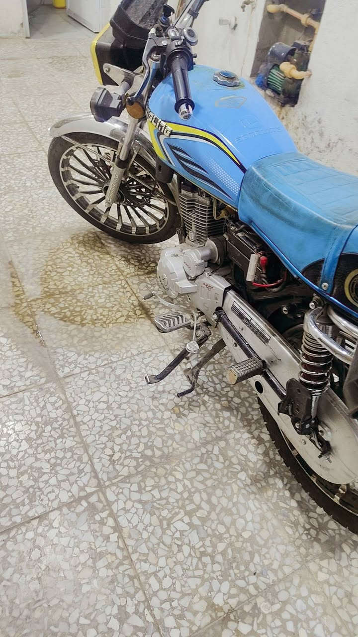 السلام عليكم ايرانيه سونك 2025 محرك الدراجه 200 الدراجه جديده والمحرك كفاله اشتغلت بيه شهرين بس الله يشهد والدراجه ماشيه 4700 زيرو وبيها بس كلوب الاشاره مالتها نقص والباقي مكفوله السعر 700 وبيها مجال بسيط ❤️❤️ الرقم *********** المكان 

الحسينيه مال الراشديه
