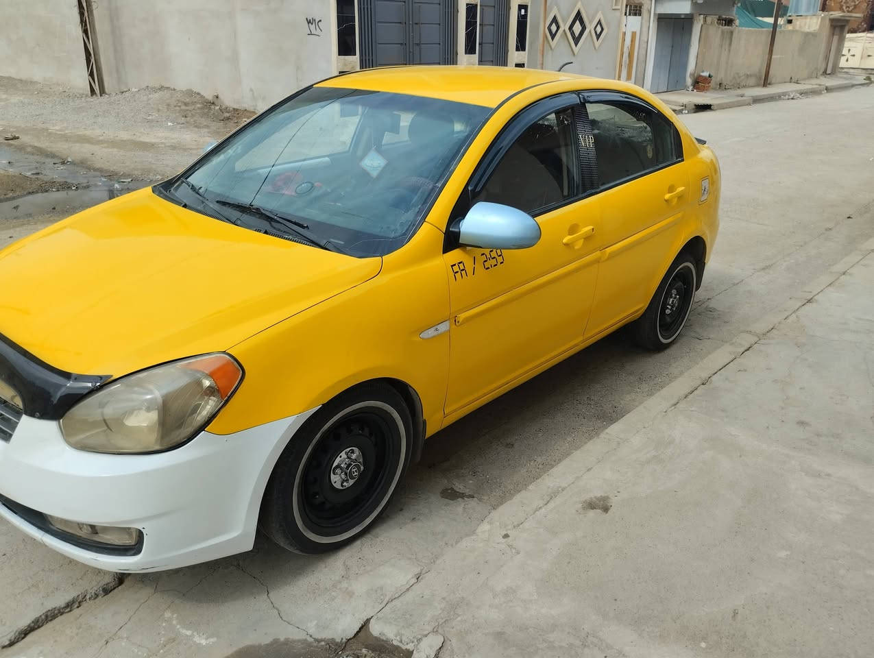 اكسنت موديل 9 ضررها جملق الخلفي بدون دواخل
كابون بنزين 
رقم ديالى بسمي 
شرط المحرك وكير
تدفئه وتبريد 
شرط التحويل 
***********
