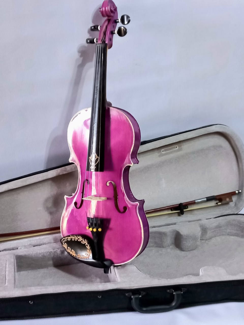 كمان ماركة للبيع سعرة 100 الف الكمان مو تجاري وكله من الخشب حجمه 4/4 مظبط ارتفاع الاوتار والغزالة وجاهز للعزف والتمرين والتدريب هذا رقمي وبي واتساب *********** مكاني بغداد/ البياع ( يوجدتوصيل بغداد والمحافظات )
