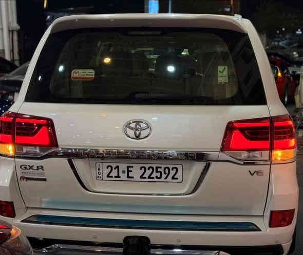 للبيع او مراوسه🪬
TOYOTA 
LAND CRUISER 
2018
G.X.R
WHITE EDITION 
V6
170,000 KM

المواصفات///👑
شاشة حجم كبير
شاشة يدعم CarPlay 
حساسات
أمامي + خلفي
كاميرا 360
مكيّف أوتوماتيك
مكيّف خلفي
تحكم من المقود 
تثبيت سرعة 
محرك V6 سعة 4.0 لتر
271 حصان
كير أوتوماتيك 6 سرعات
دفع رباعي دائم 4×4
الوقود بنزين
خزان 138 لتر
الأمان (ABS, VSC, Traction Control, Hill Assist)
وسائد هوائية كاملة
الداخلجلد
8 ركاب
شاشة معلومات
تحكم كهربائي بالمقاعد
الخارجية
جنوط 18 إنش
‏LED
كشافات ضباب
مرايا كهربائية
فتحة سقف 

ضرر///  مكانين بيها تعديل بارد ❗️ شرط فحص ✅
بدون صبغ ✅
ايرباكات سليمة ✅
شواصي سليمة✅
كير محرك كهربائيات كلها ب شرط ✅

السعر /// 510 $ ورقة وبيها مجال 💵

سيارة نضيف و جاهز ما بيها اي نقص ✅

رقم سليمانية تحويل ثاني يوم ✅

رقم جديد سنوية جديد 📈

العنوان-كركوك 🌆

📞 0770 912 5605
