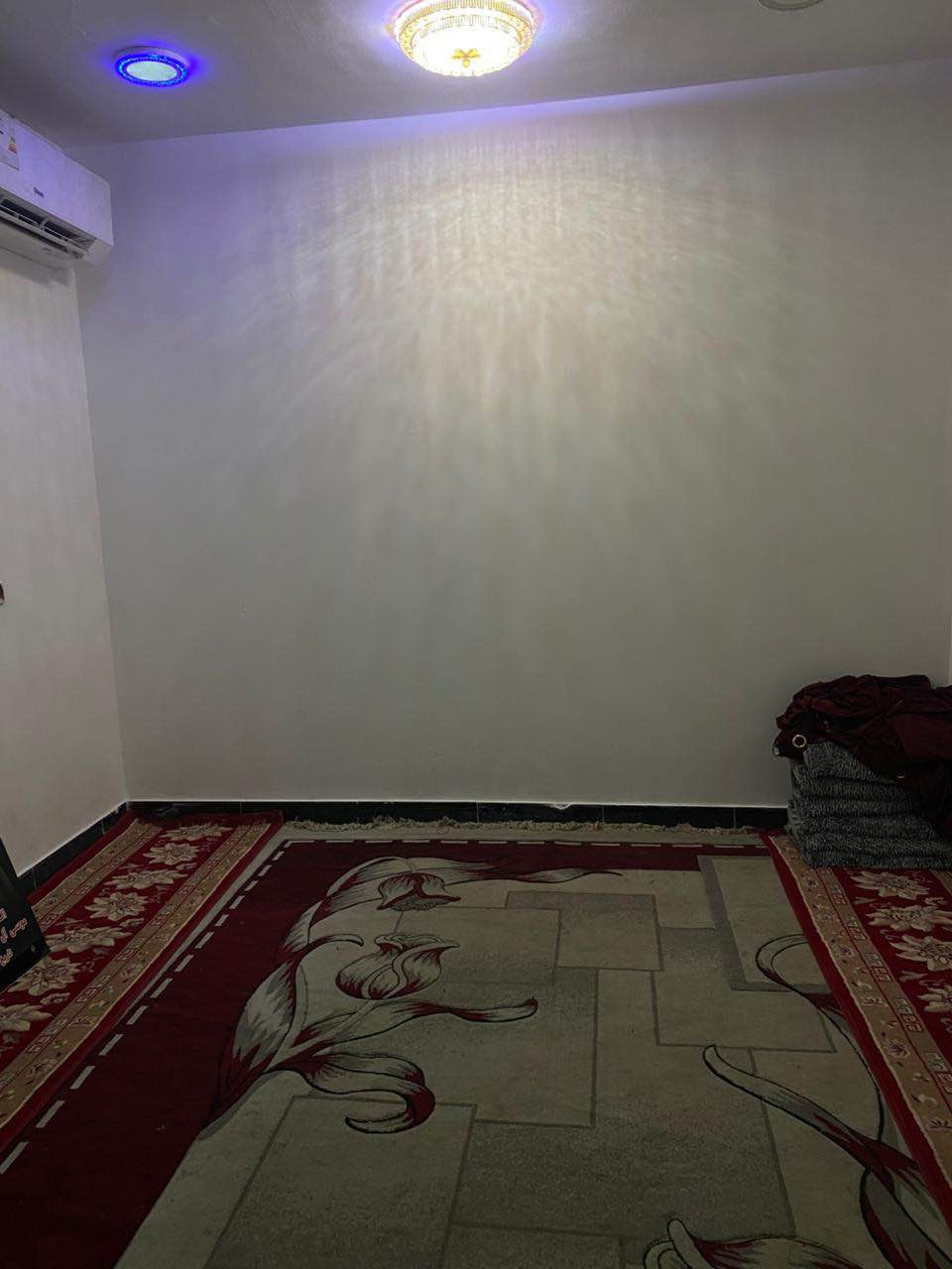 بيت في حي الامام الصادق بداية الخصيمة مجاور مول الكفيل فرع مدرسة واحة التميز ثاني بيت عن الشارع العام 
يحتوي على طابقين الطابق الاول براني صالة غرفة مطبخ صحيات داخلية وخارجية 

النزال 10م الواجهة 10م المساحة الكلية 100م السعر 80 مليون 
*********** ديوانية, القادسية
