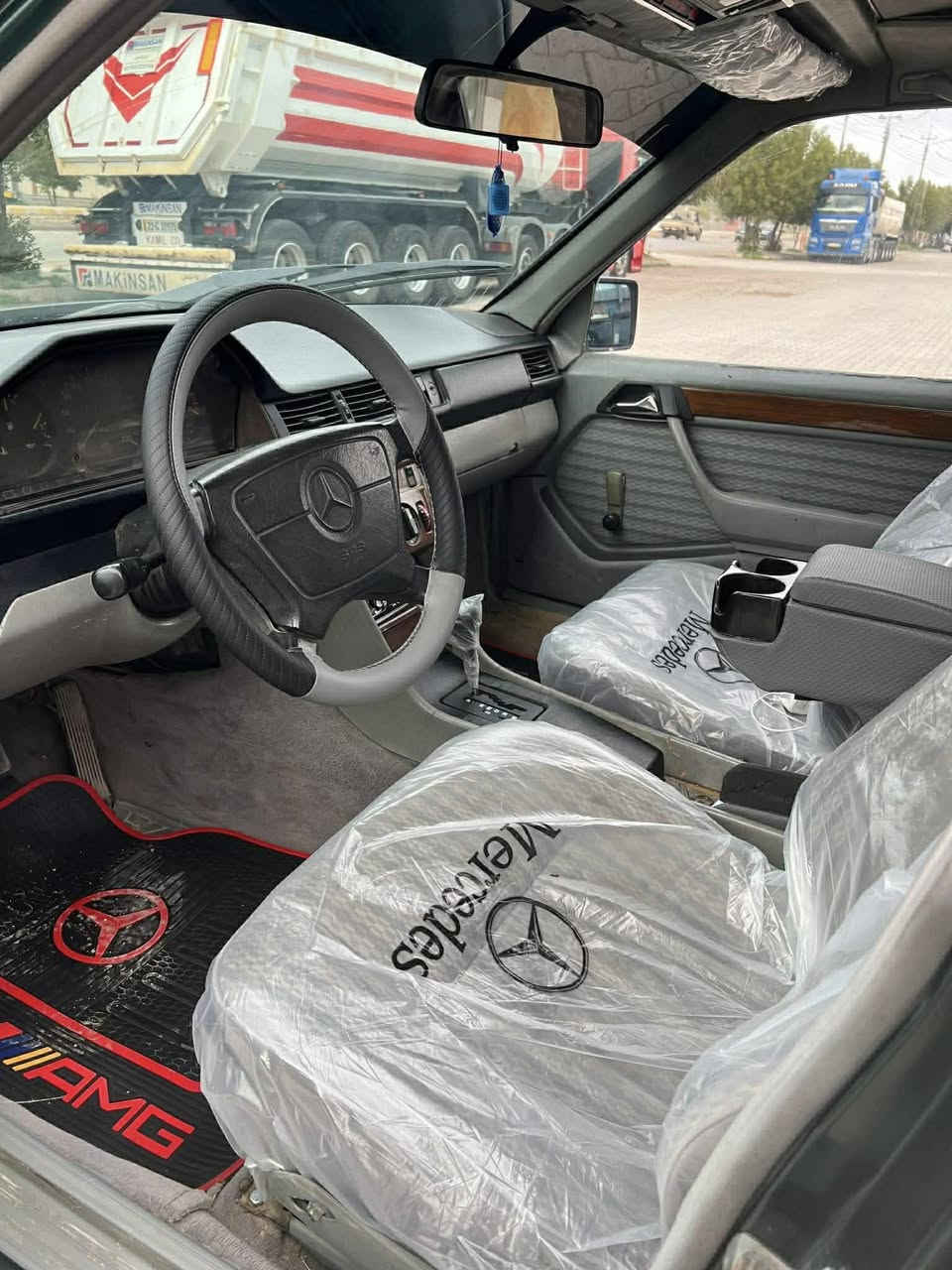 للبيع سياره مارسيدس دب 3000 بدون ضربه صبغ عااام للجماليه 4 ويل مع 4 تايرات جديد مصار يومين شاده
سنويه لحد 2029 جديد صدر امامي خلفي صار اسبوع سوينا يعني سياره جاهز من كل نواحي بشرط تحويل فقط
سعر 65 و بي مجال *********** واتس اب _ مكان سياره ديالى  خانقين
