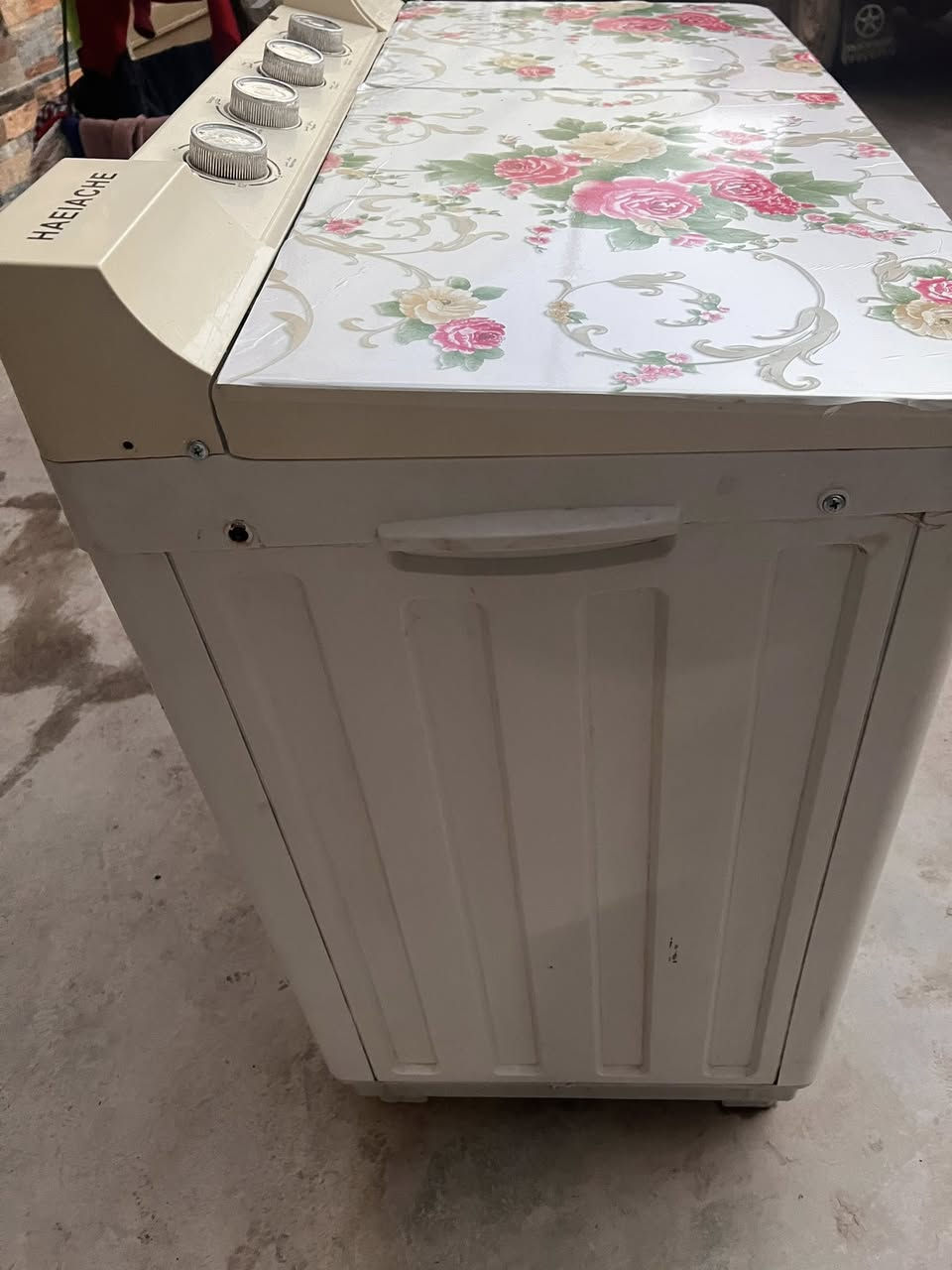 ‏غسالة للبيع شغالة مية بلمية نظافة 90% مستخدمة شي قليل سعرها 80 وبي مجال شي قليل هل استف الاتصال على هذا الرقم ***********
