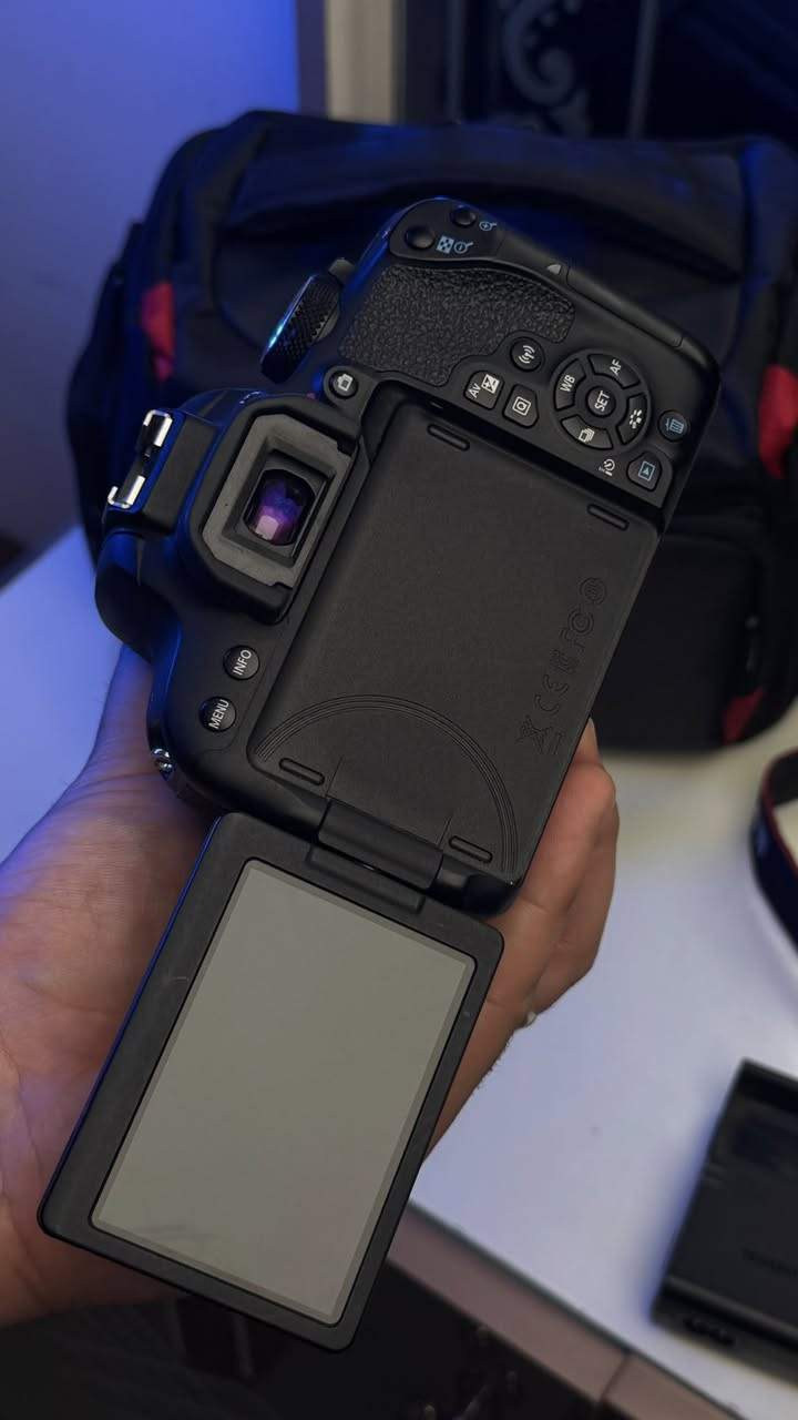 Canon 800d
كامره كانون 800d نضافه 100‎%‎ 

ملحقاتها  ✅جنطه مقسمه هديه ✅رام هديه   ✅حزام  هديه ✅وشاحنتها ✅ وبطاريتها 

550 الف 

*********** راسلني واتساب
