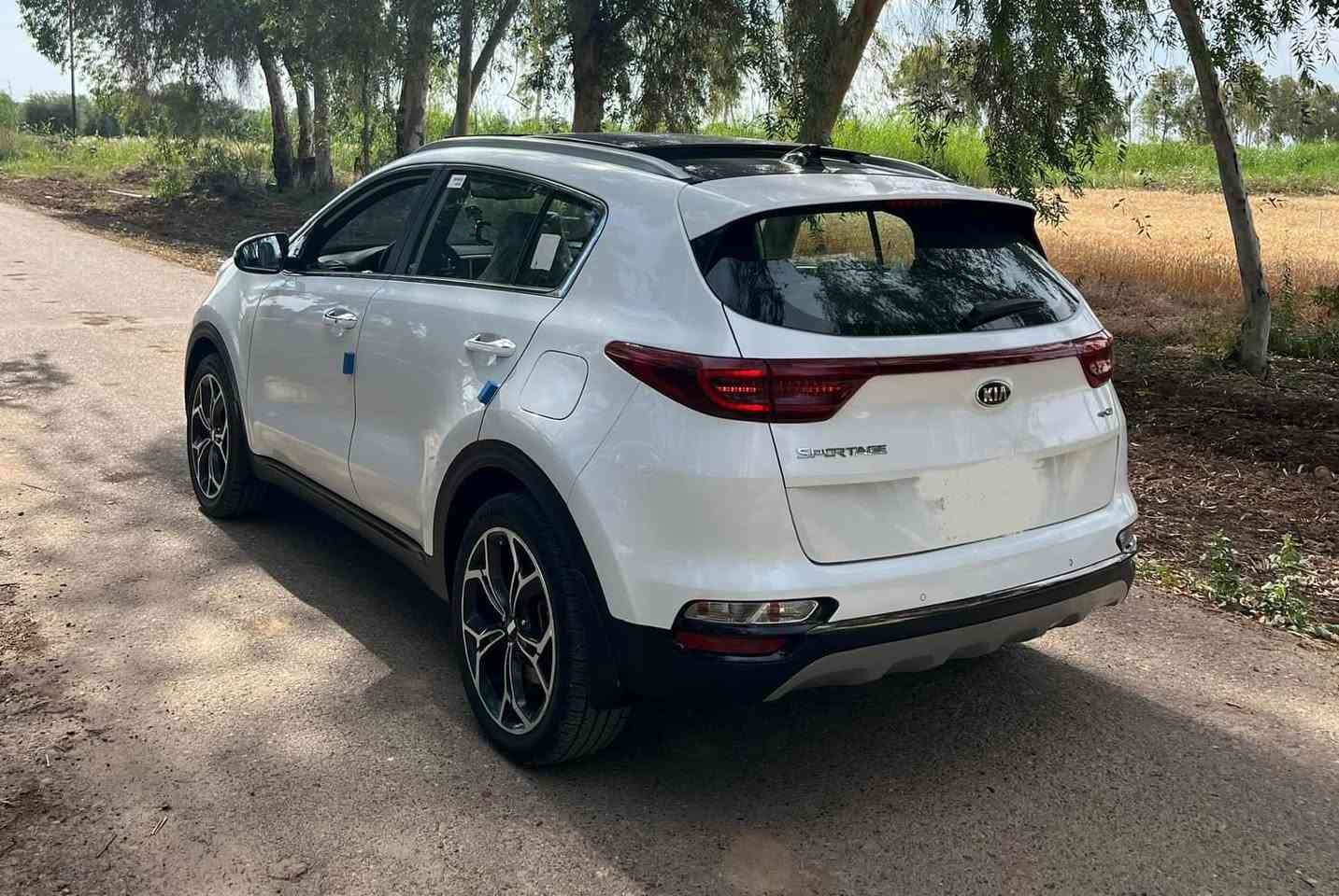 السلام عليكم اخواني الاعزاء
سبورتج خليجي الدولية 2020 جيتي لاين   
مواصفات فول 1/1  بيها بارد بالبجنطه والدعامية الخلفية صبغ اثر طخه بسيطة   
ماشيه 54 الف كيلو 
السعر ( 21300)  يعني دفترين و 13 ورقة 
مكان السياره بغداد السيدية  
للاتصال رقم صاحب السيارة ***********
مكلف بالنشر
