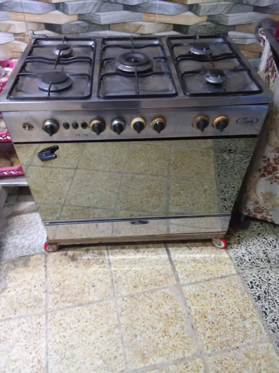 طباخ للبيع السعر 120الف وبي مجال
العنوان الكاظميه 
رقم الهاتف ***********
ملاحظة (شمعه عدد 2مايشتغلن)
